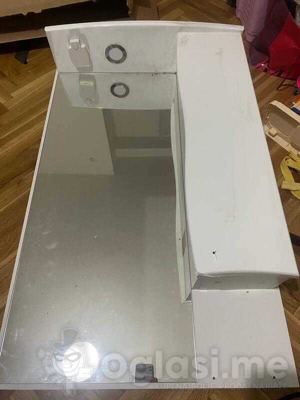 Nova polica sa ogledalom za kupatilo