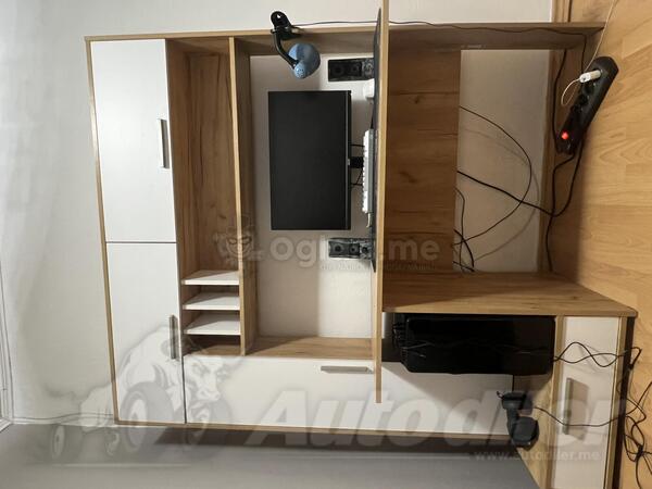 Prodajem radni sto ocuvan