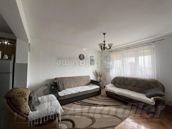 Garnitura, ocuvana totalno. Bez ostecenja 