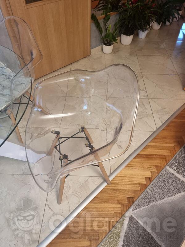 Prodajem 4 stolice. Cjena jedne je 15e. 067028018