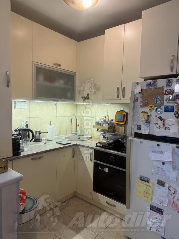 Prodajem kompletnu kuhinju sa uređajima