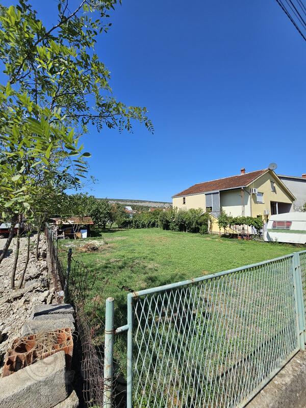 Građevinsko zemljište 326m2 - Podgorica - Tološi