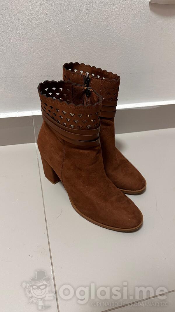 skoro novo, šik, drugačiji stil, čizma