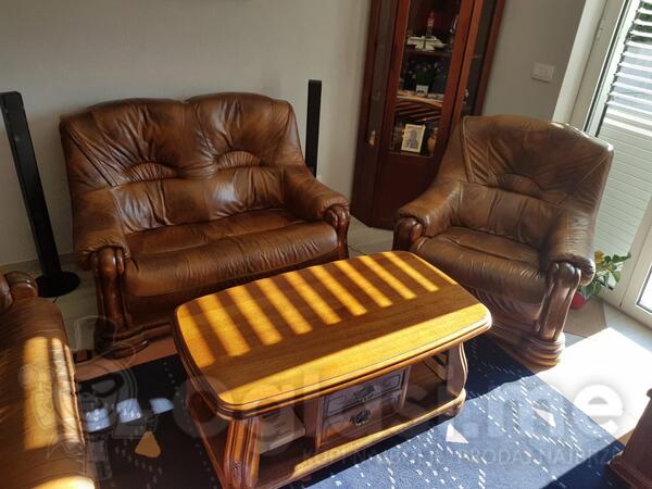 Prodajem kožni dvosjed, fotelju i sto puno drvo