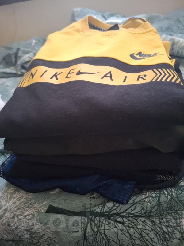 Prodajem djeciju garderobu uzrasta 15 i 16 puna velika kesa,većinom zimska očuvana maksimalno a ima dosta stvari novi koje nisu nošene.