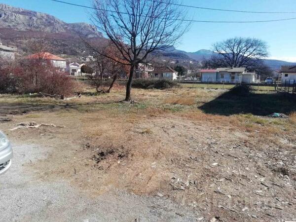 Građevinsko zemljište 1000m2 - Podgorica - Zlatica