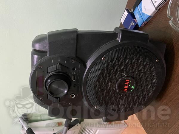 Akai zvucnik u super stanju skoro nov