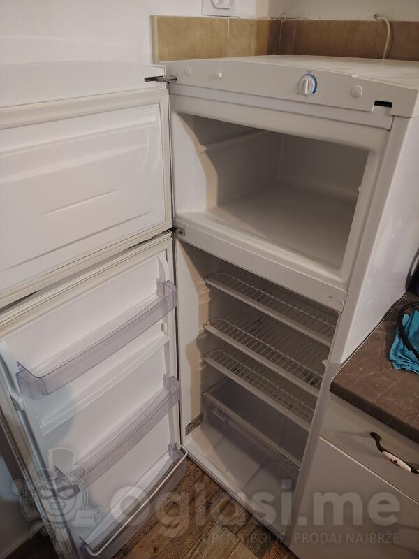 Prodajem 2 frizidera 