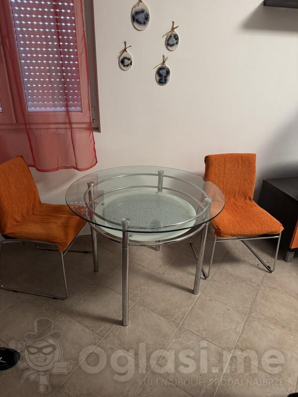 Trpezarijski sto i dve stolice