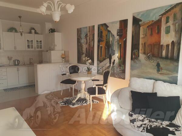 sto 2 stolice i komoda u kompletu novo patinirano pozlatom