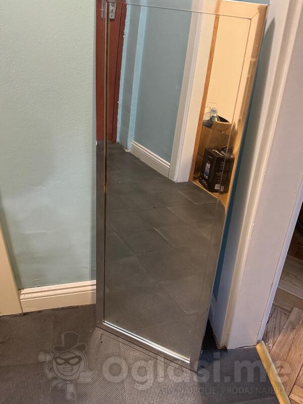 Malo korišteno, čisto, jednostavno ogledalo