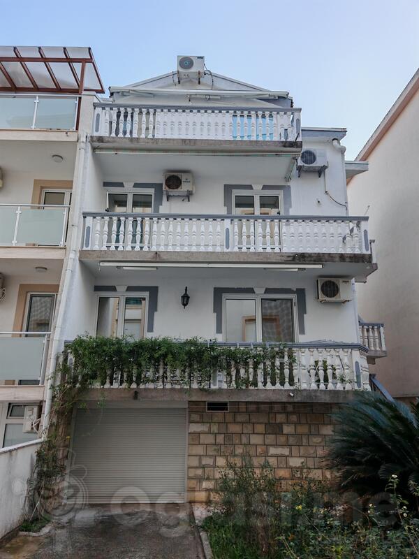 Kuća sa više stanova 345m2 - Budva - Bečići