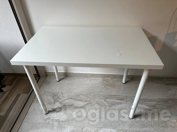 Kancelarijski sto IKEA. Dimenzije – 100 × 60 cm.