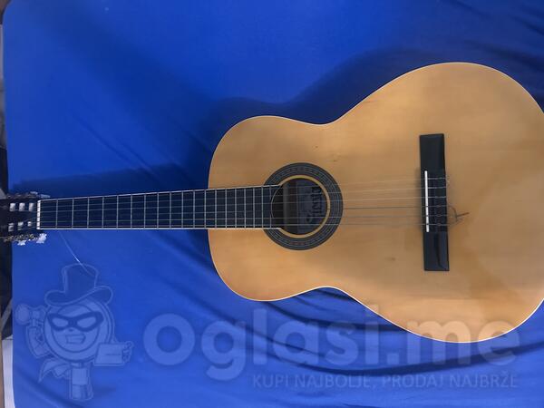 Akusticna skolska gitara