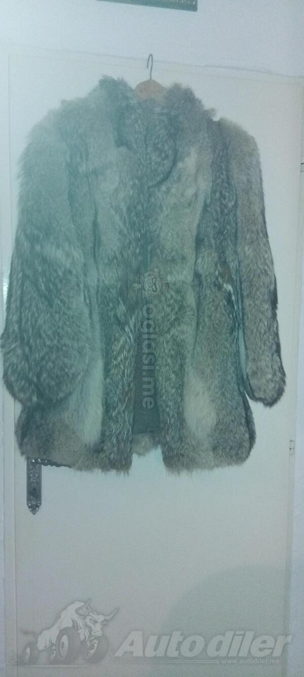 Prodajem zensku bundu od vuka kupljena u svedskoj vel univerzalna bez crna boja