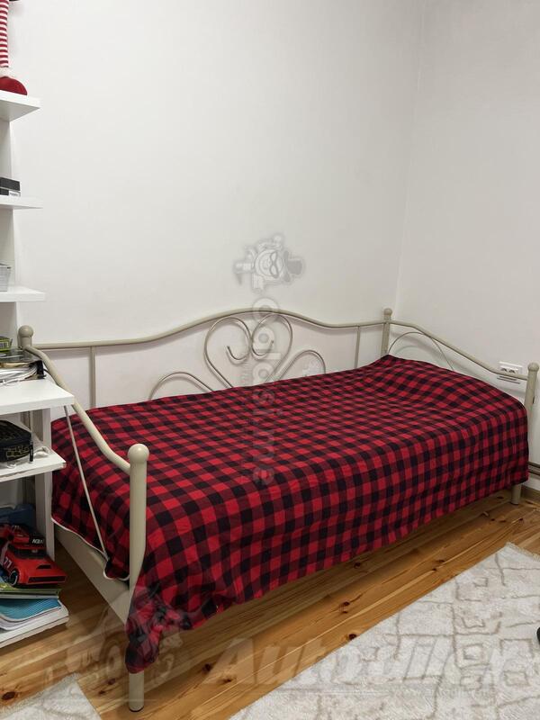 PRODAJEM 2 kreveta samca, za dodatne informacije mozete me kontaktirati na broju 069233024