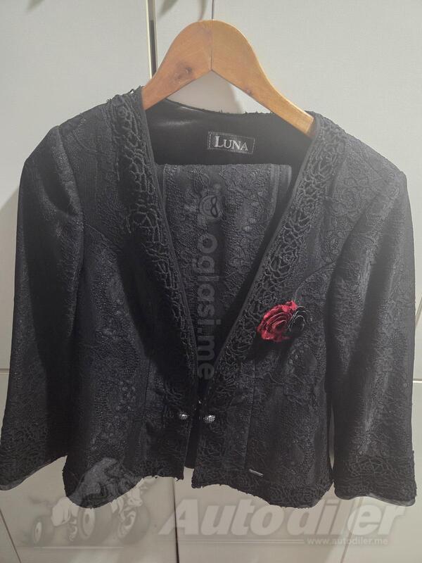 Žensko odijelo sa suknjom