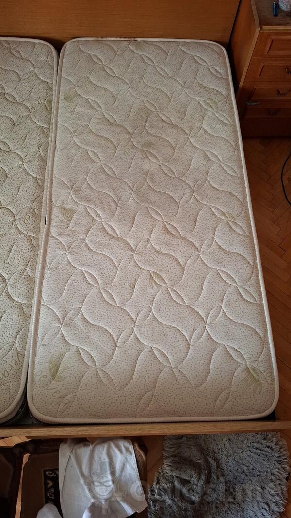 Prodajem dva duseka po 20e