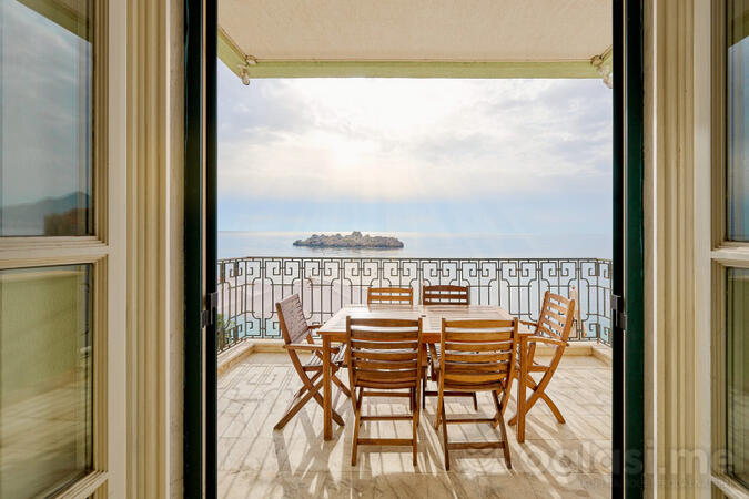 Četvorosoban stan 131m2 - Budva - Sveti Stefan 1