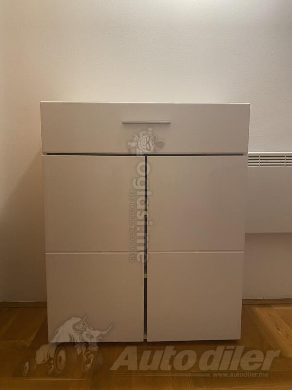 Prodajem dve komode i dva nocna ormarica u odlicnom stanju