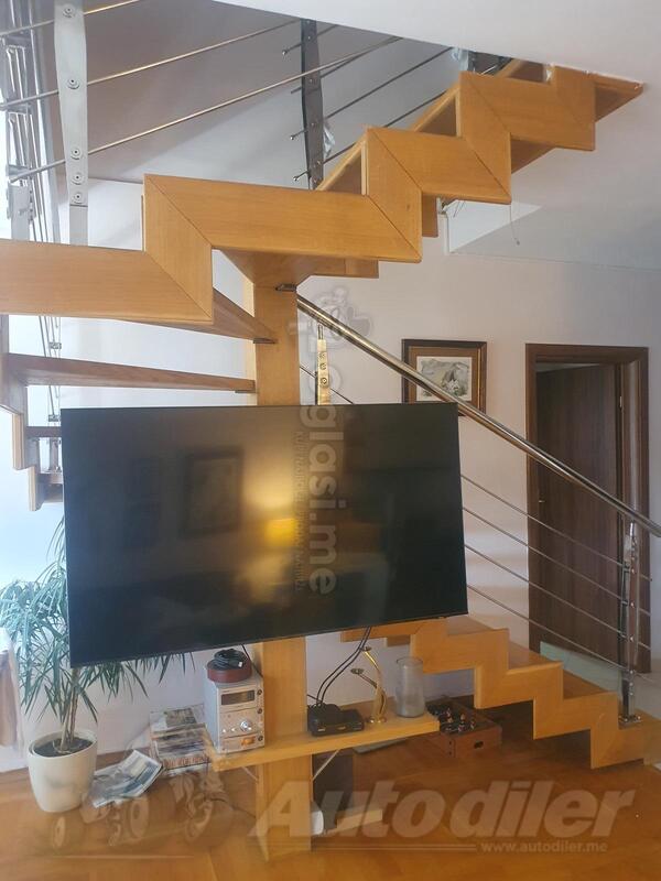 Unutrašnje hrastove stepenice sa inoh ogradom.