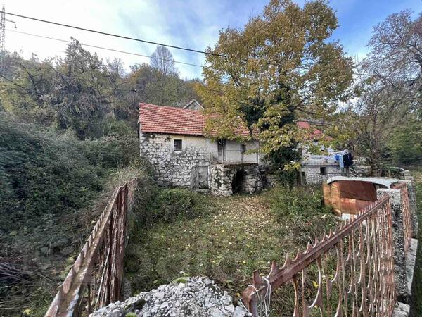 Dvojna kuća 63m2 - Cetinje - Bajice