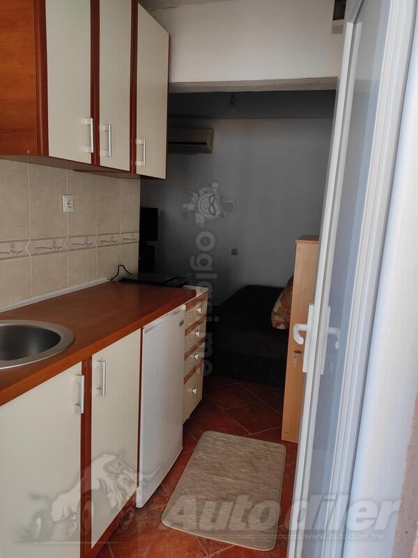 Porodična kuća 15m2 - Podgorica - Momišići