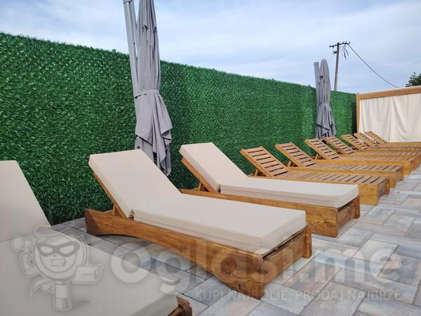 Masivna drvena ležaljka za plažu