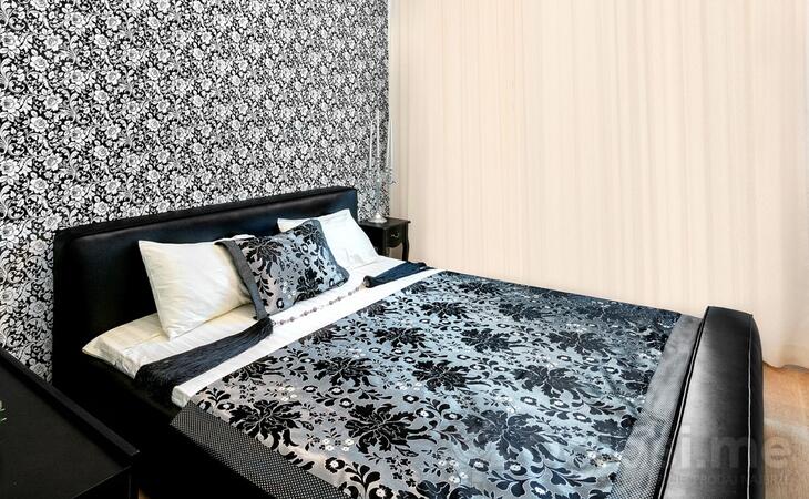 Crni krevet sa dušekom