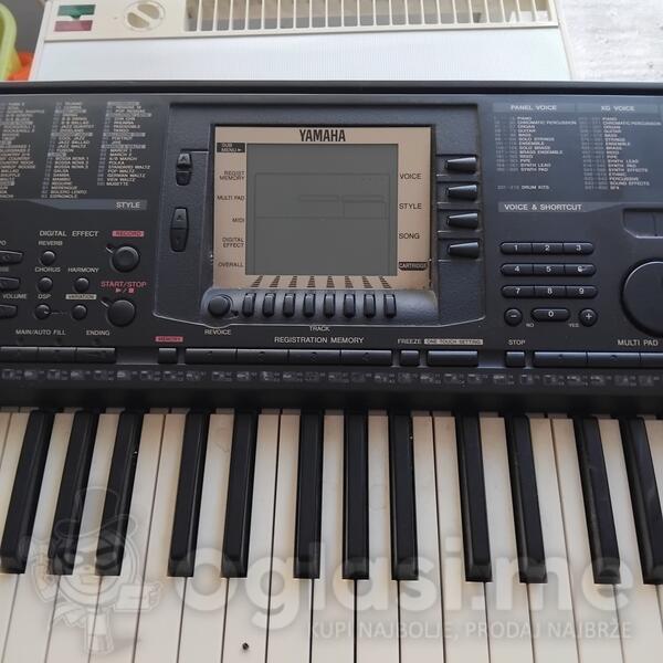 Yamaha sa postoljem i adapterom  radi pa se sama iskljuci