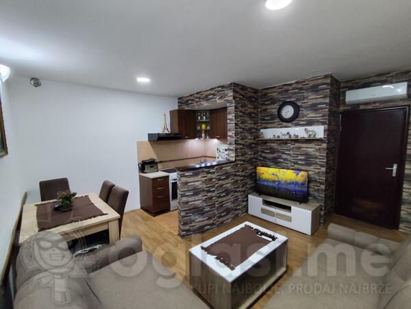 Dvosoban stan 53m2 - Cetinje - Centar grada gradsko jezgro