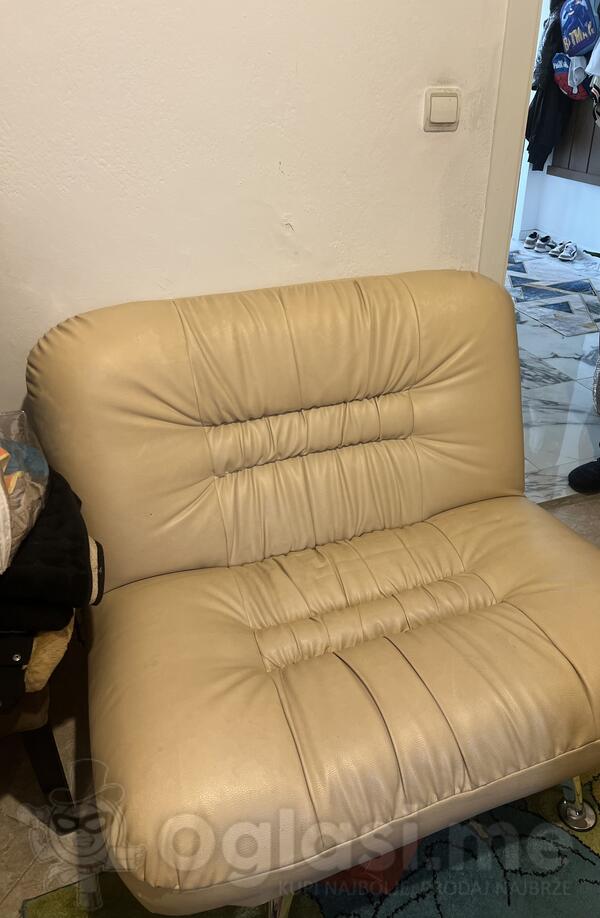 Prodajem dvije iste kožne fotelje, u odličnom stanju po vrlo povoljnoj cijeni.