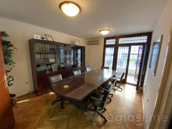 Dvosoban stan 110m2 - Bar - Centar grada