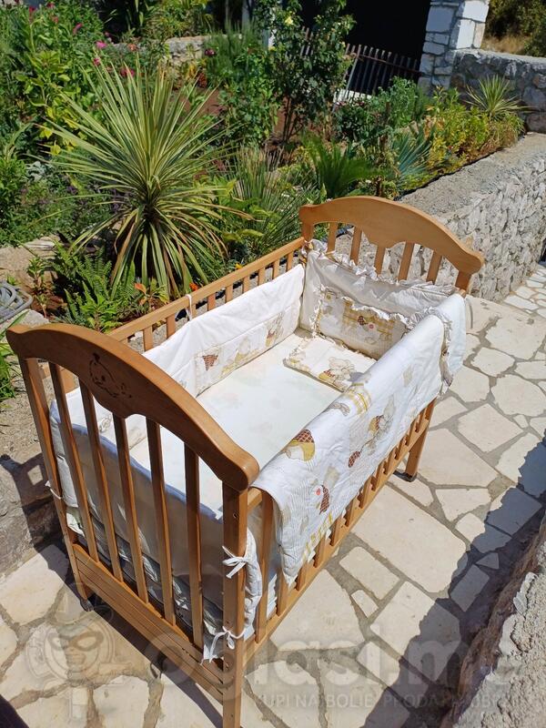 Na prodaju dečiji drveni krevetac - očuvan sa dušekom