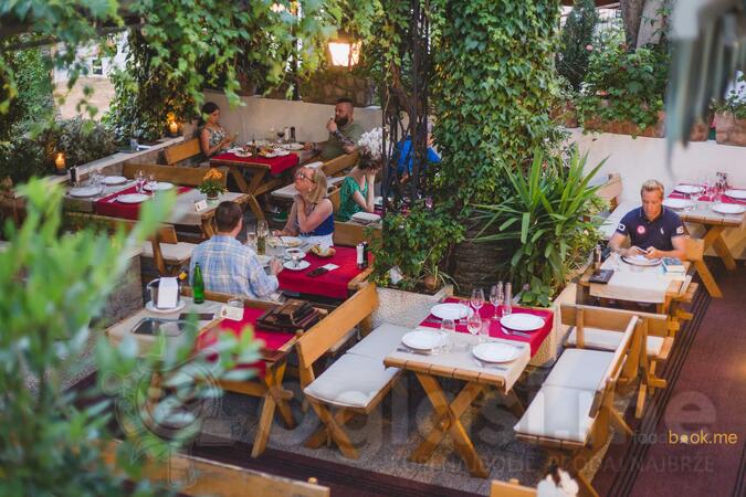 Potreban kuvar, pomoćna kuvarica, šanker i konobar za rad u konobi, Budva
