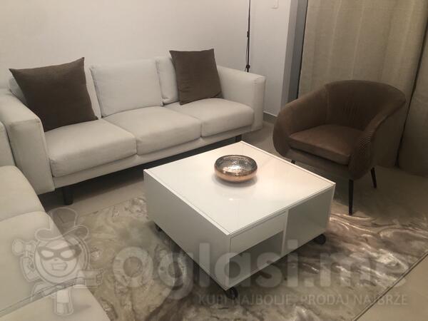 Prodaju se dva trosjeda dužine 2.15 m i klub sto.