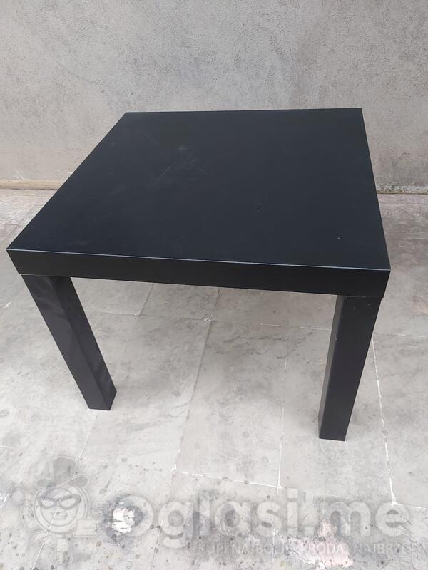 Prodajem 2 manja stola - cijena 40 eur