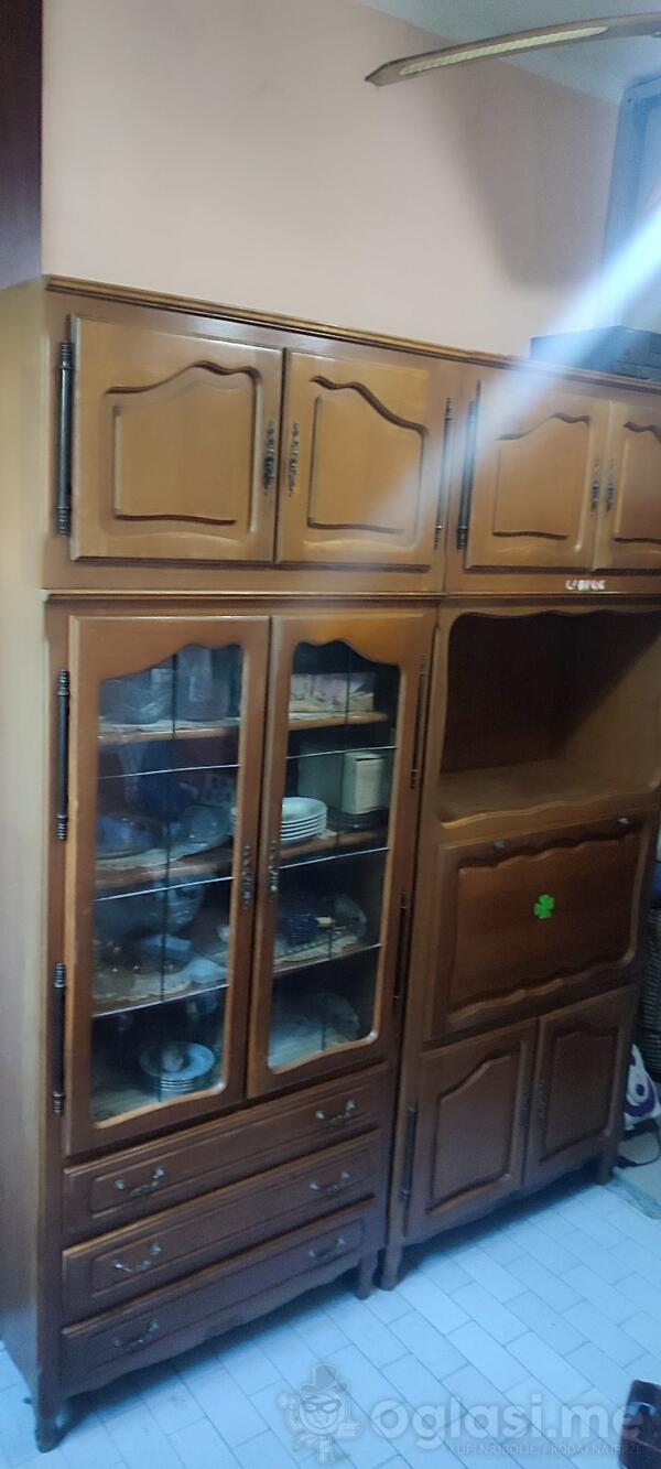 Prodajem regal iz tri dijela. Dobro ocuvan. Puno drvo.