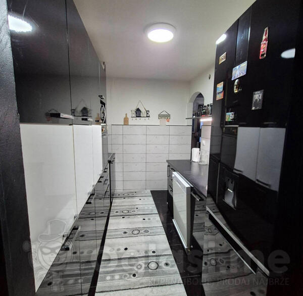 Dvosoban stan 78m2 - Cetinje - Centar grada Park Divizija