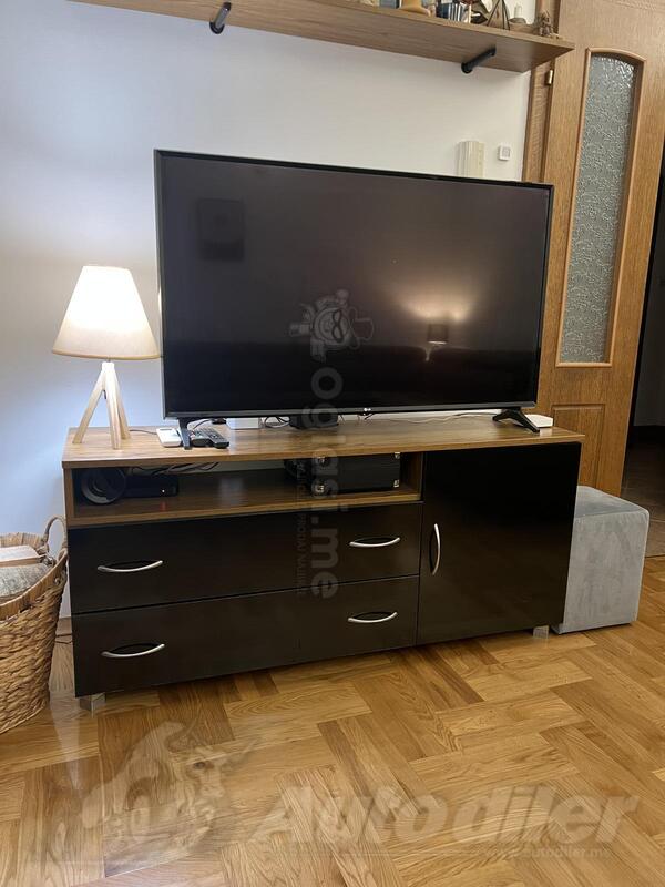 Prodajem TV komodu.
