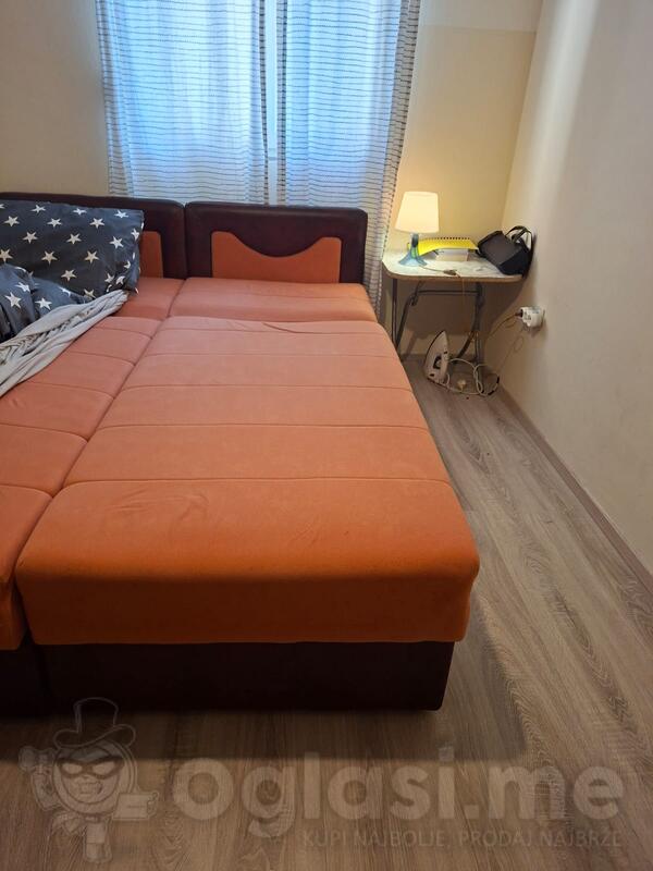 Poklanjam dva singl sanducara, u odlicnom stanju su. Lokacija / Donji Stoliv.