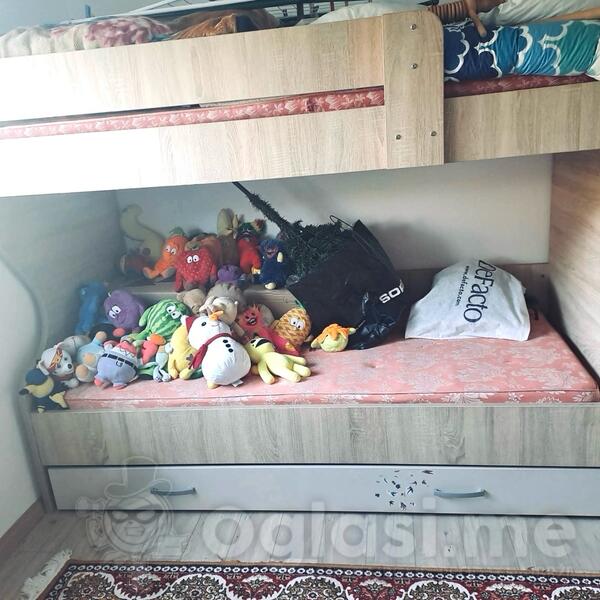 Očuvani drveni spratni kreveti sa dušecima 