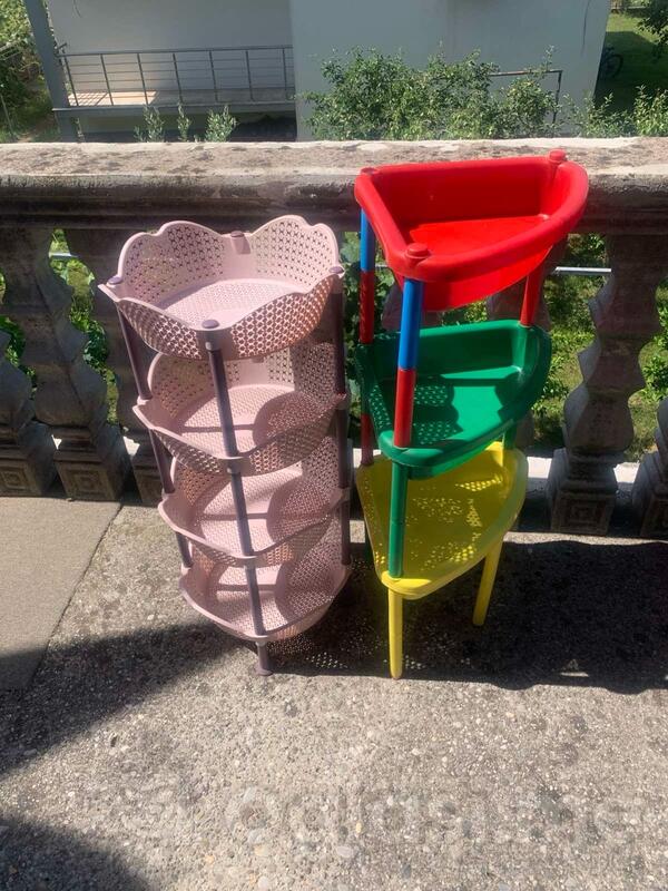Prodajem plastične police,  očuvane i funkcionalne. 