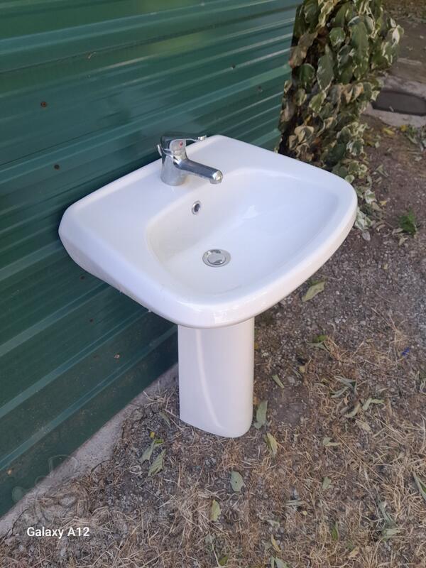 umivaonik sa cesmom i stalkom