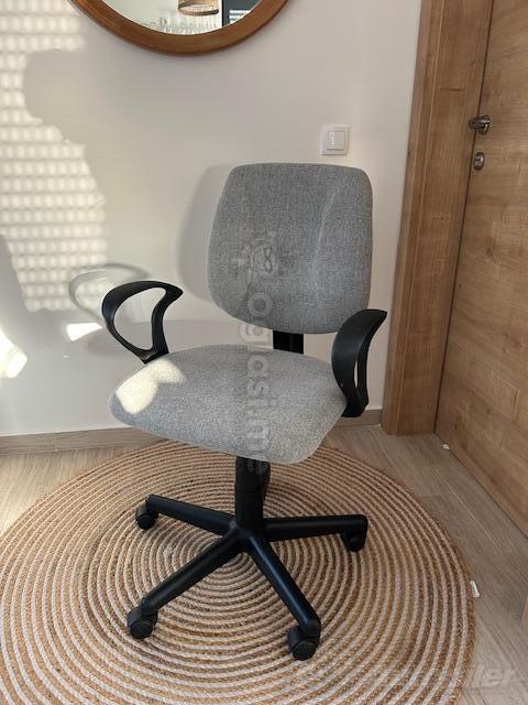 Stolovi, stolice i separei