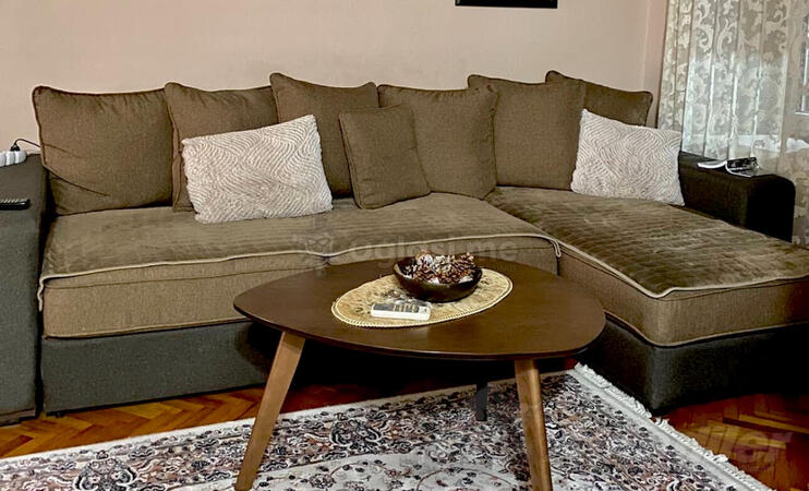 Ugaona garnitura sa ležajem i prostorom za odlaganje