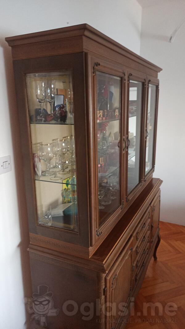 Vitrina puno drvo 
