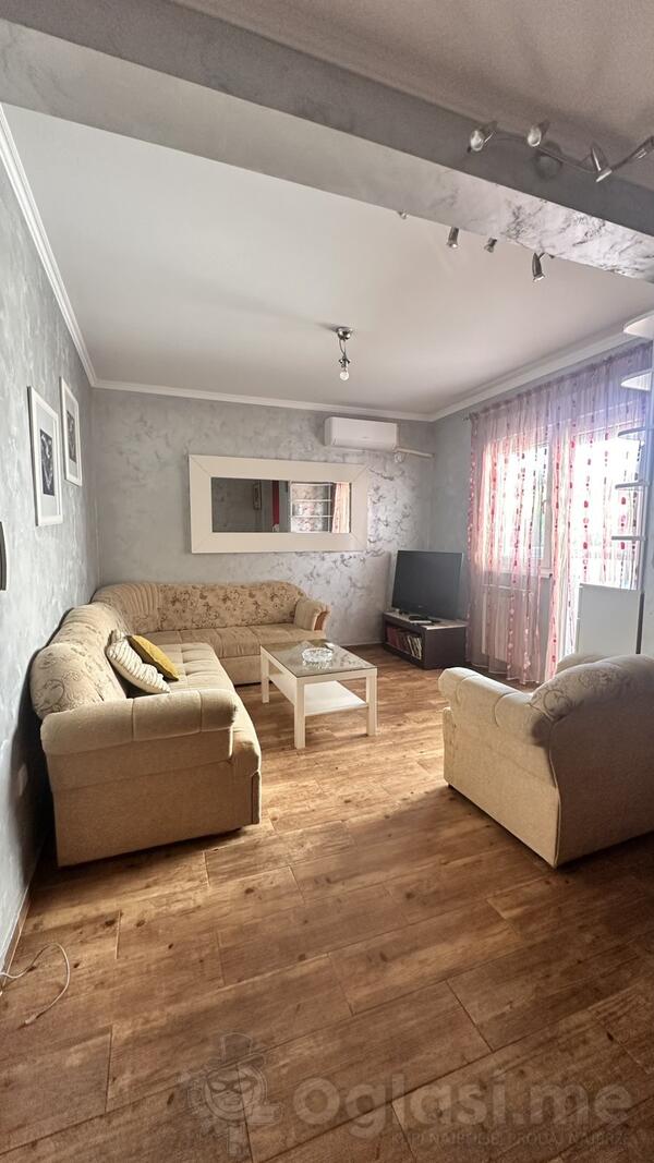 Dvosoban stan 80m2 - Bar - Centar grada