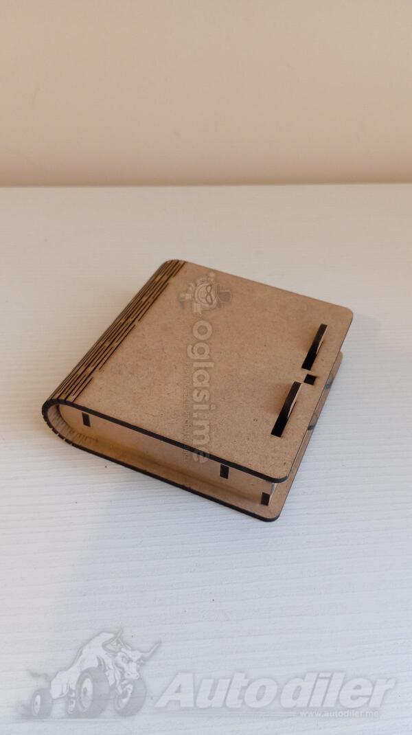 Drvena kutija za cigarete i upaljač.