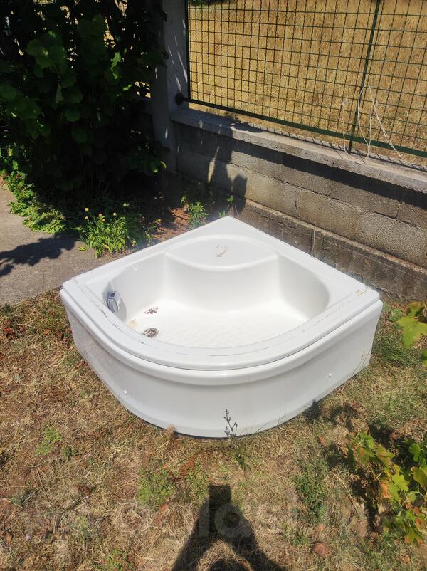 Ugaona akrilna kada sa slivnikom